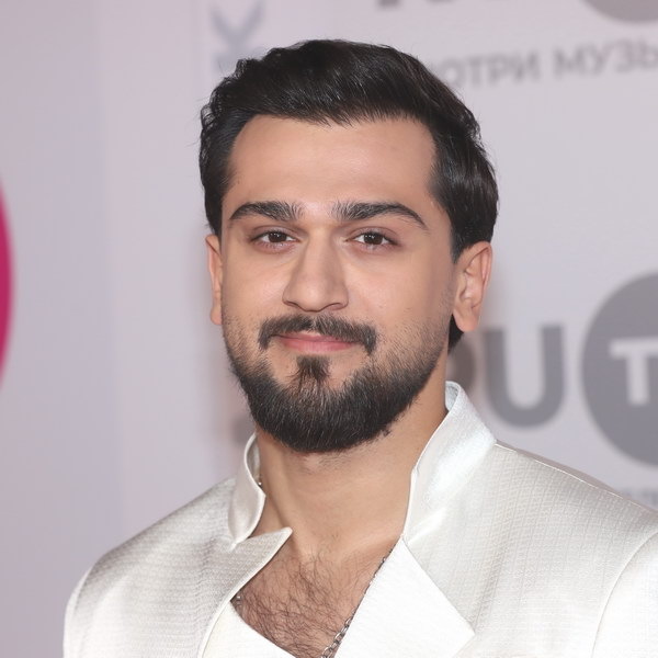     Jony требует перед каждым концертом массажистку и кальянщика