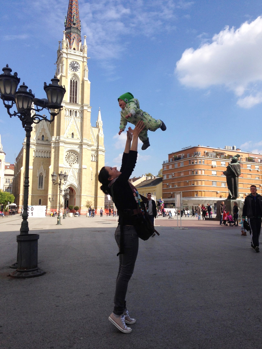 Это мы на главной площади Нови-Сада, за нами католическая церковь имени Марии