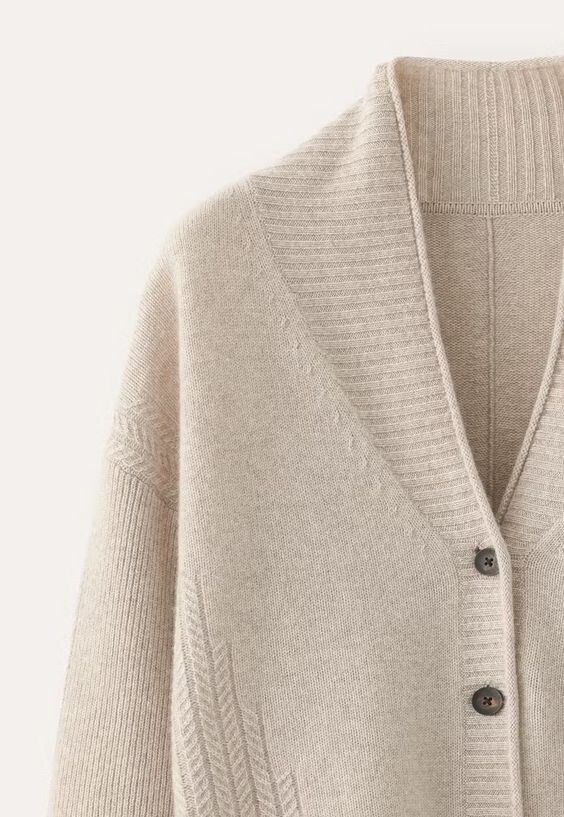 Обратите внимание на украшение по плечевой линии и телу изделия