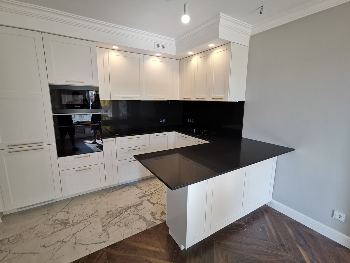 Черная столешница из кварца Gobi Black от TechniStone