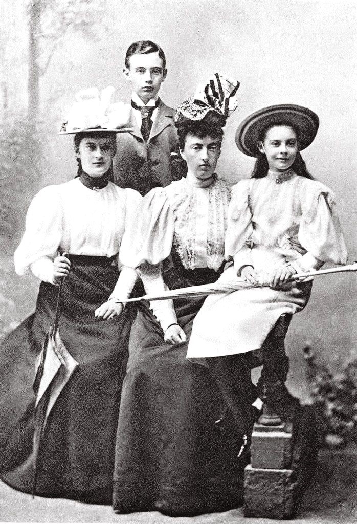 Великая княжня Анастасия Михайловна (в центре) со своими детьми, 1890-е гг.