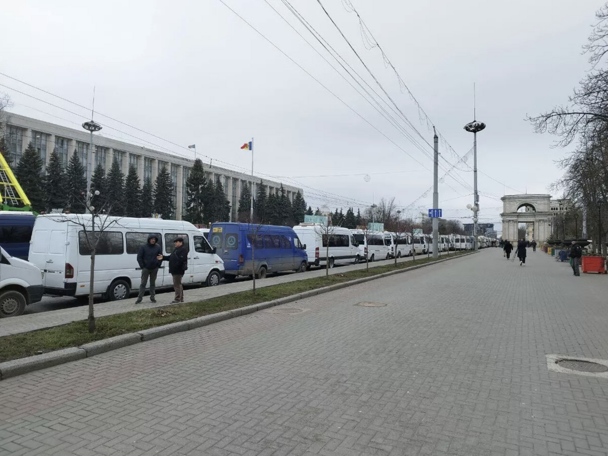    Представители Союза ассоциаций автоперевозчиков Молдовы частично перекрыли движение на центральной площади Кишинева© Sputnik / Victor Ciobanu