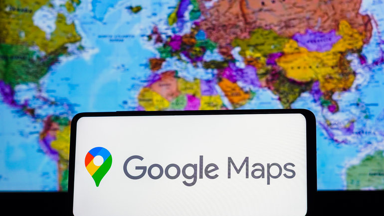    Карта мира и приложение Google Maps на смартфоне. Global Look Press