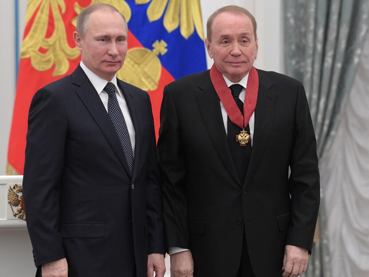    Президент РФ Владимир Путин и президент Международного союза Клуба веселых и находчивых Александр Масляков во время церемонии вручения государственных наград© РИА Новости / Григорий Сысоев