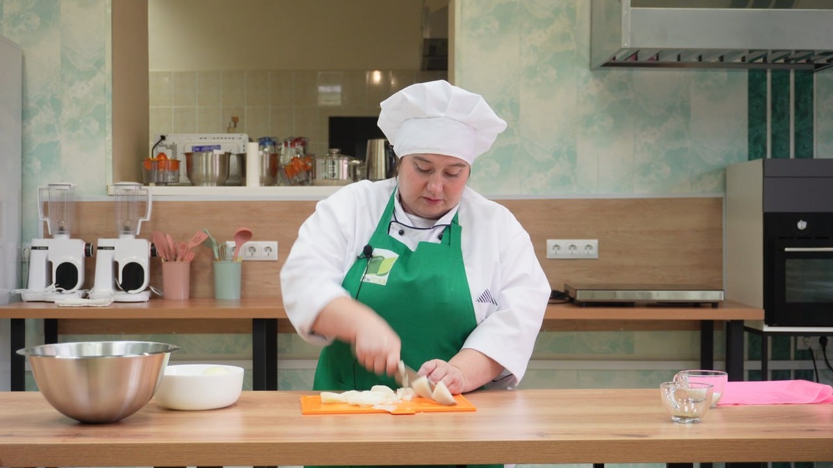 Создать крошку из муки и масла