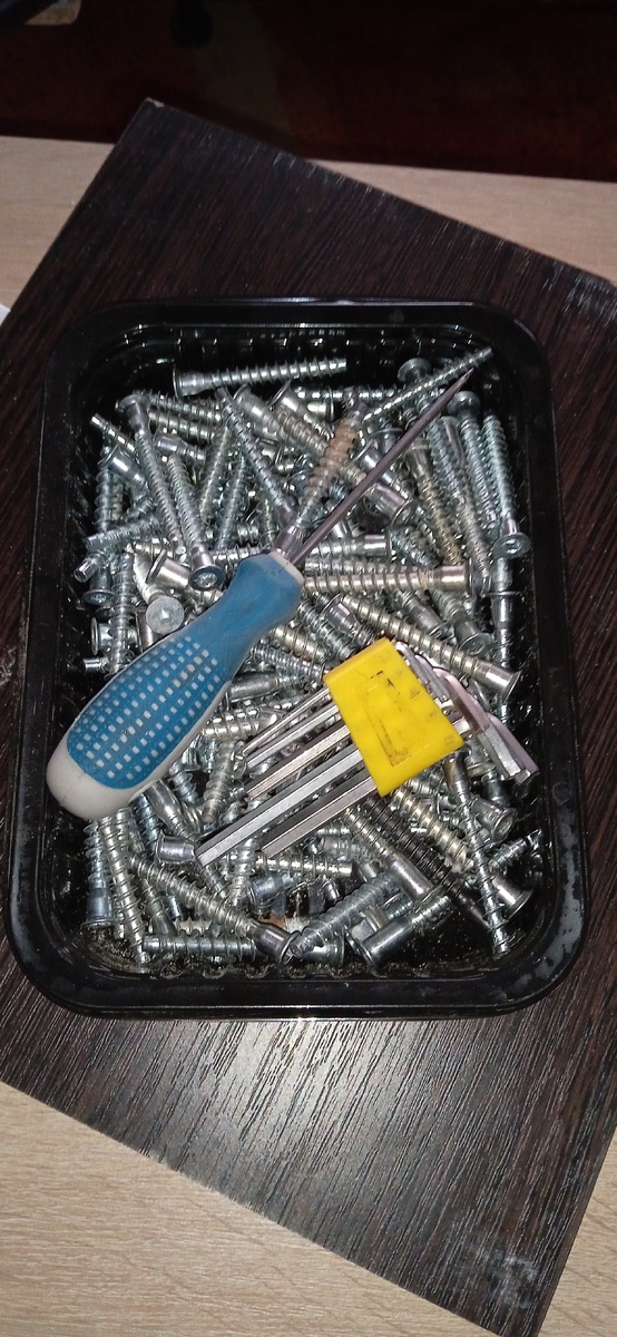 в коробке 128 болтов.