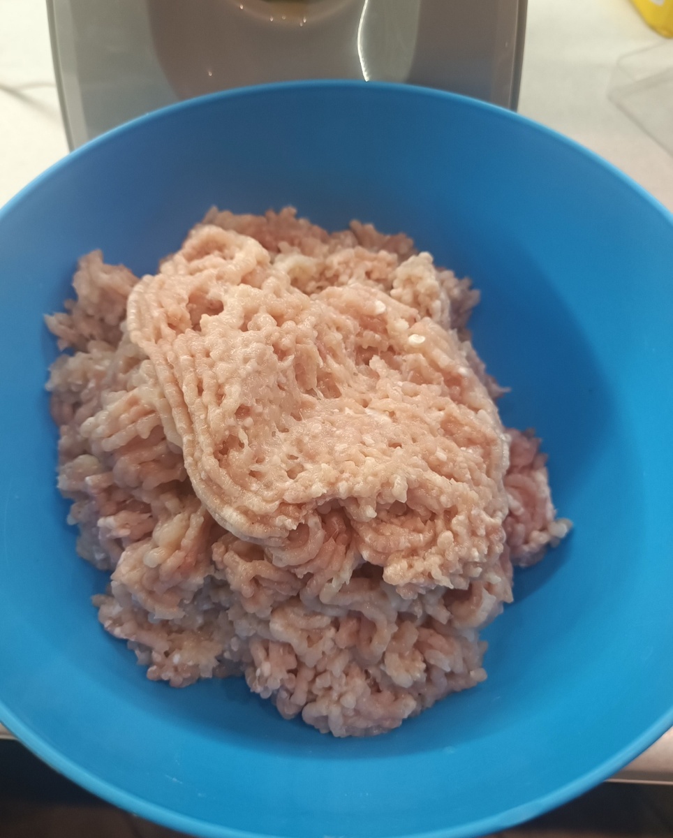 Я плохо ем свинину, а мои парни любят пожирнее мясо, поэтому делаем 50/50, чтобы угодить каждому