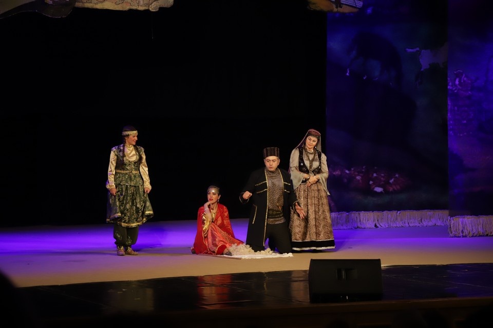    Русская драма из Баку привезла в Кузбасс два спектакля. Фото: Александр МОХАММАД