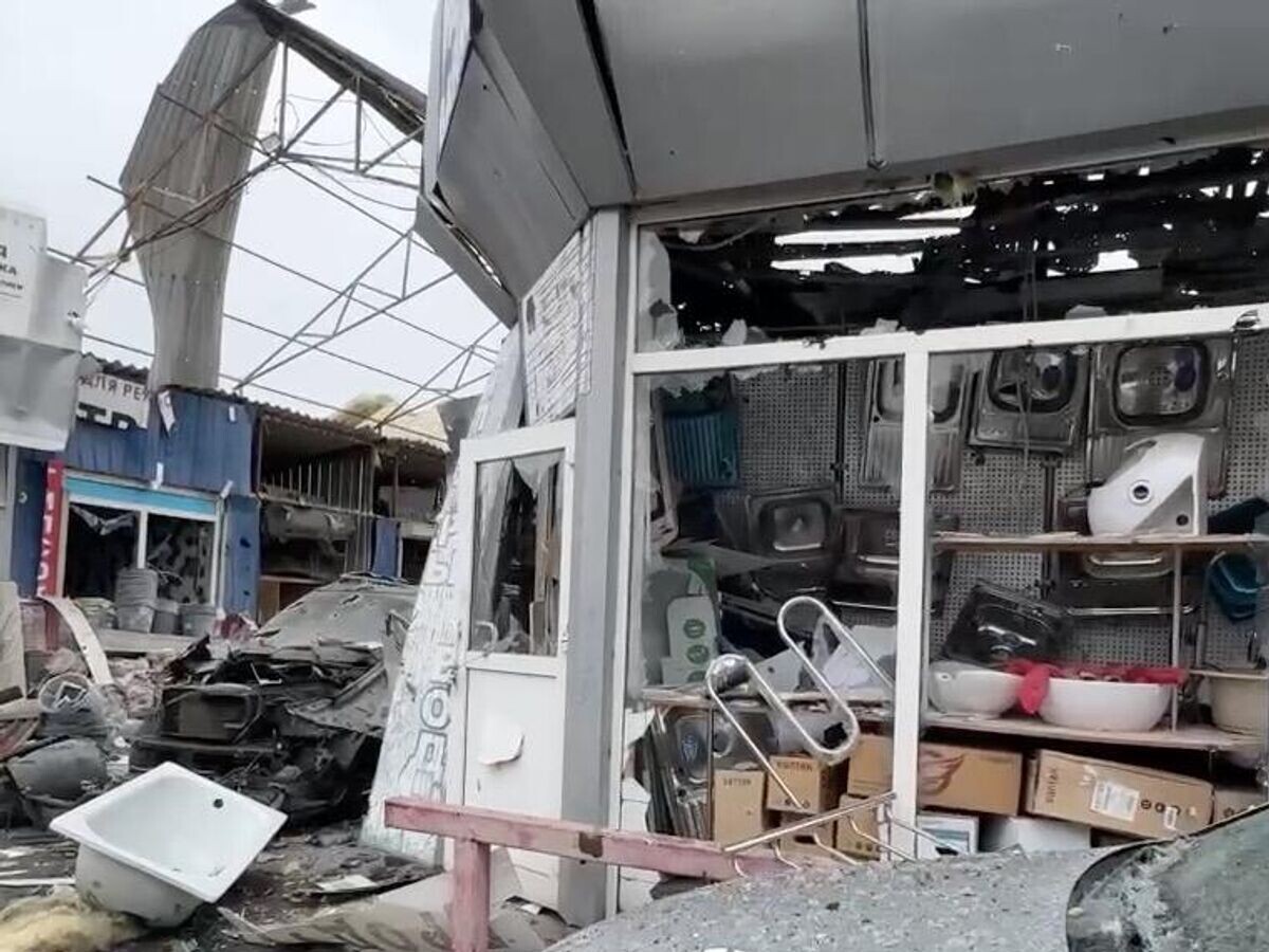    Последствия удара ВСУ по рынку в Донецке© РИА Новости