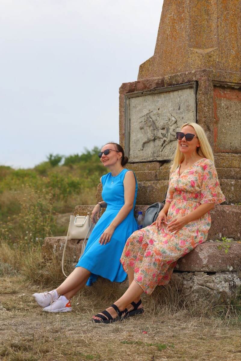 Уставшие, но все еще веселые две из трех девиц