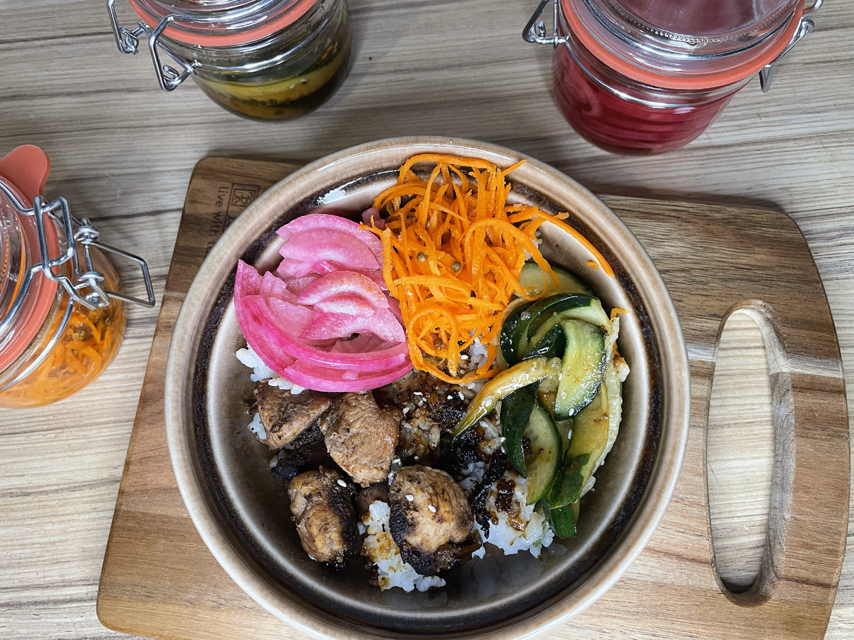 Все эти закуски отлично дополняют рис и поджаренную курочку