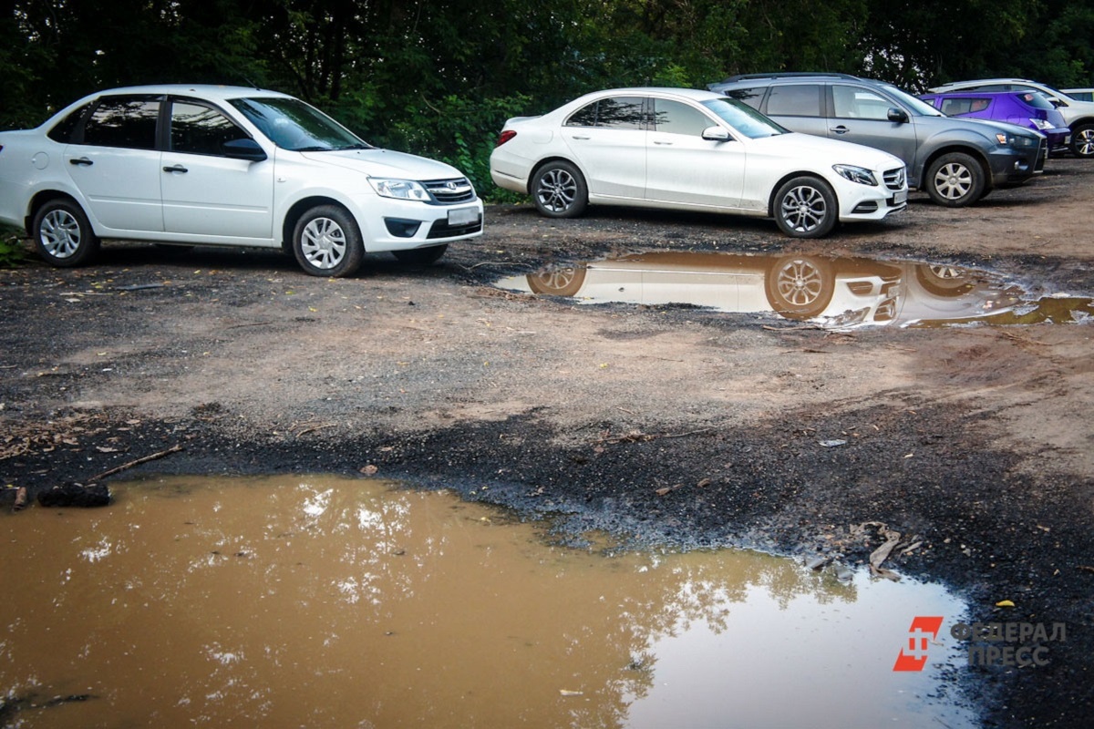 Специалисты устраняют последствия коммунальной аварии.  Фото: Фото: ФедералПресс / Елена Майорова