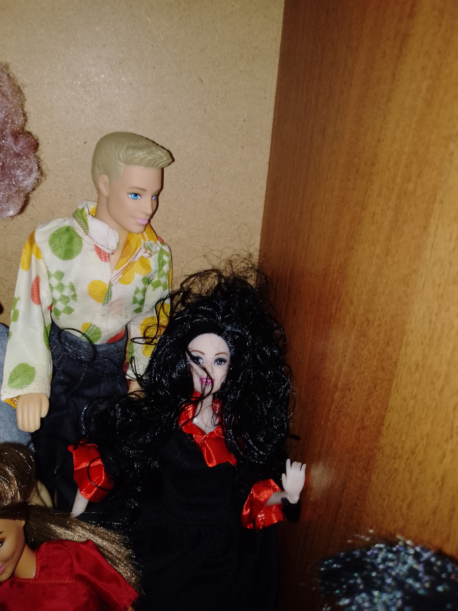 Ага, не одна она там сидела, кажется. Ну, это же общежитие. Вот, и Эрик бездамный (у него тогда ещё не было дамы) пришёл утешить красавицу