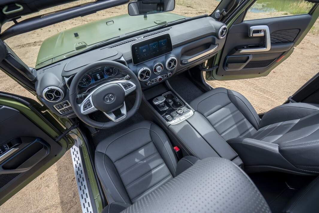В дизайне интерьера угадываются нотки не только Jeep, но и Mercedes-Benz, Фото: ИЗВЕСТИЯ/Борис Ульзибат