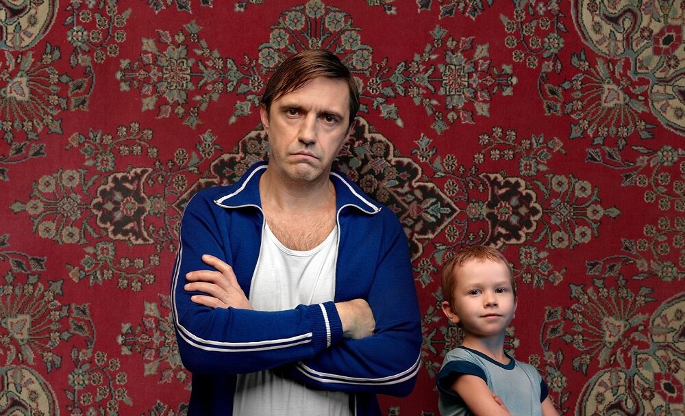 Сюжет фильма: Макс с женой Ириной и двумя детьми собирается в долгую поездку на 70-летие отца. Тот обещал приехать сам, но почему-то не смог, и Макс с семьёй отправляется в долгий путь, во время которого он будет вспоминать своё детство и приёмы воспитания, которыми отличался его Батя.