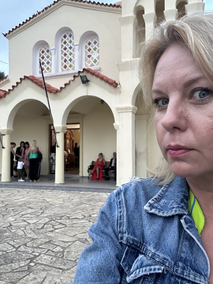 Автор перед церковью. Как-то скромно я одета (фото из личного архива)