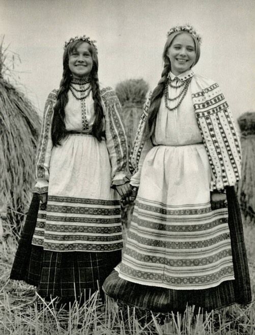 Фото из книги "Белорусская народная одежда" (источник: https://ru.pinterest.com/pin/187110559506168215/)