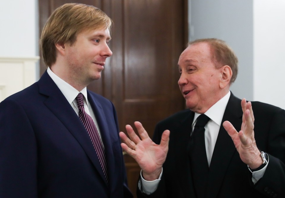  Президент Международного союза КВН Александр Масляков и его сын, ведущий премьер-лиги КВН Александр Масляков (справа налево) в Кремле, 2017 г. Фото: Вячеслав Прокофьев/ТАСС