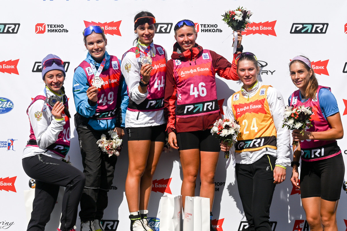 Анастасия ШЕВЧЕНКО, Тамара ДЕРБУШЕВА, Анастасия ХАЛИЛИ, Анастасия ЗЫРЯНОВА, Ирина КАЗАКЕВИЧ и Кристина ТОКАРЕВА на награждении после спринта