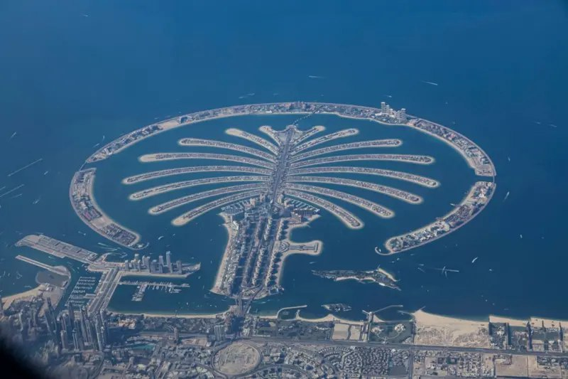 Forbes писал, что Дуров снимает жилье на искусственном острове Палм-Джумейра в Дубае.