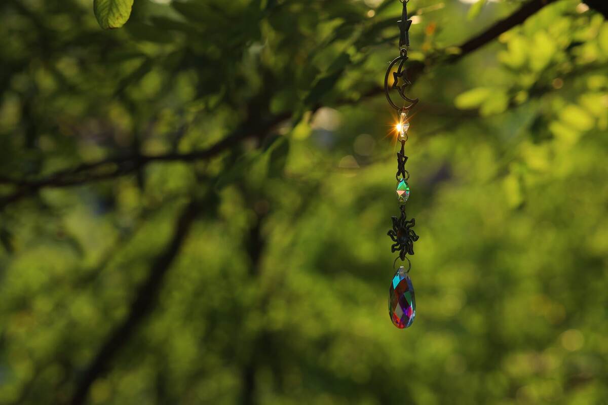 Преломление лучика солнечного света в подвеске из стекла