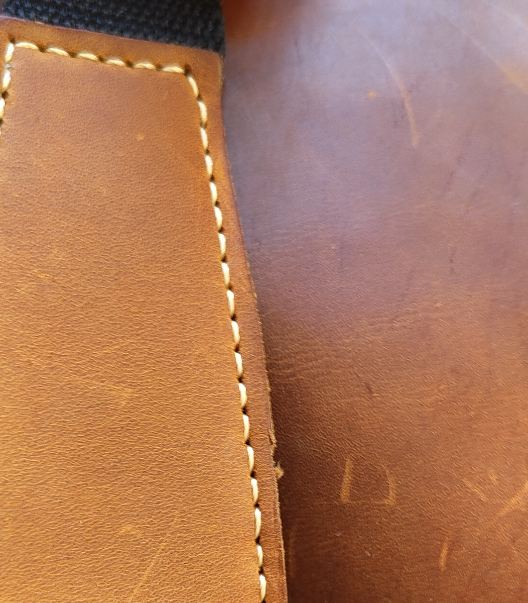 Пример потертостей на рюкзаке, справа кожа была в постоянном контакте с другими поверхностями, слева - нет.