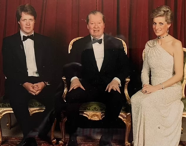 Чарлз, Джон Спенсеры и Диана, принцесса Уэльская. 1989 год, семья празднует 65-летие графа №8. Фото https://www.thecoast.net.nz.