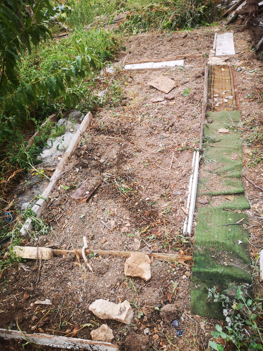 Квадратный кусок это место под персик, прямоугольный - под череночник