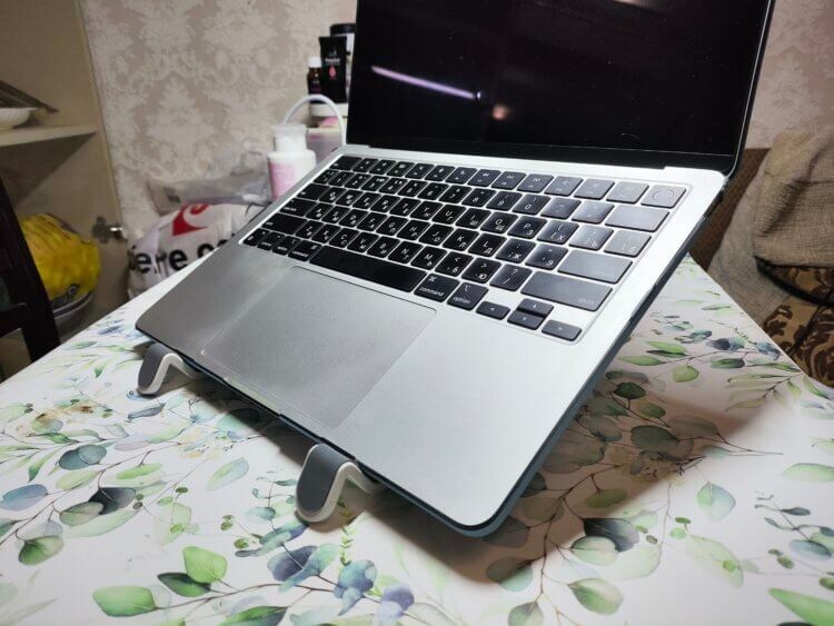    Пользуетесь подставками с вашим Макбуком? Делитесь в нашем чатике в Телеграме.