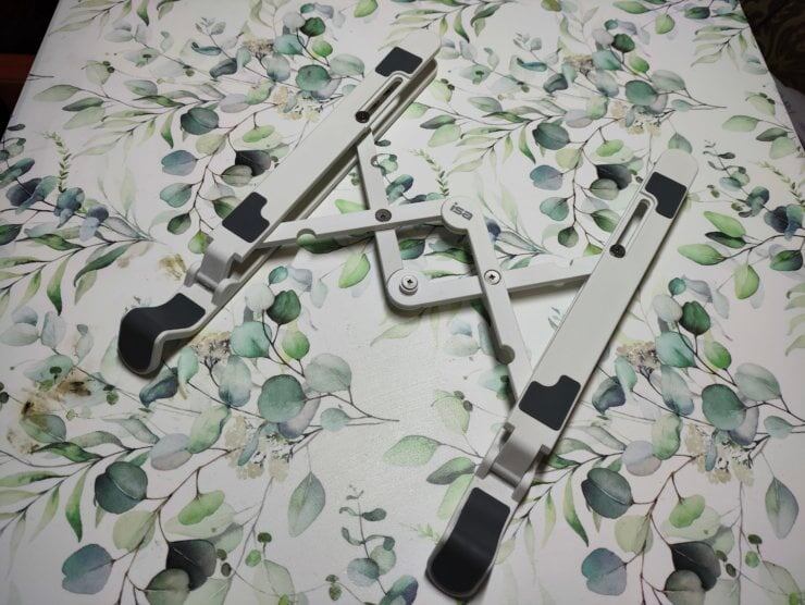    Одним движением ее можно развернуть