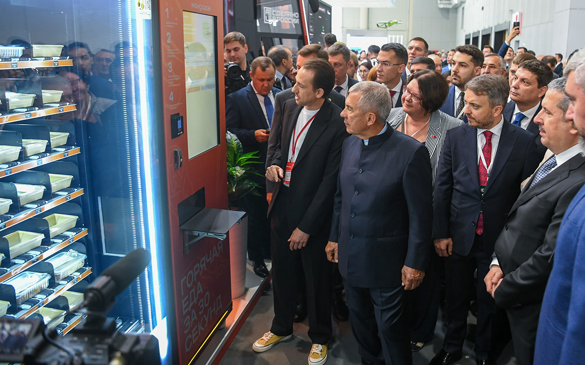 Рустам Минниханов еще до начала пленарного заседания на выставке новинок цифровых продуктов России и зарубежья. Фото: rais.tatarstan.ru