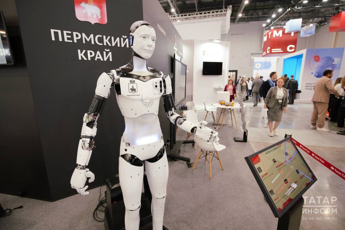 ​У человекоподобной машины хорошо проработана мимика лица. Робот рассказывает о себе, об интересных фактах и предлагает сделать селфи. Фото: © Владимир Васильев / «Татар-информ»