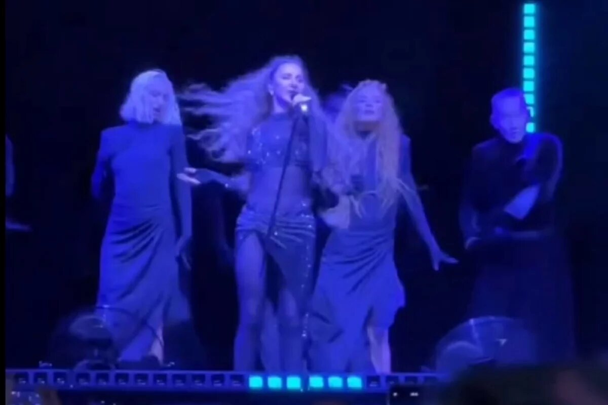    Певицу Анну Асти чуть не сдуло на стадионе в Ставрополе