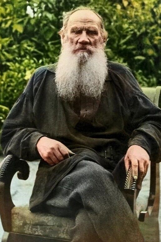 Вокруг личности Льва Толстого ходило много легенд: он и проиграл в карты имение, и ходил босиком, и даже церковь наложила на него анафему.