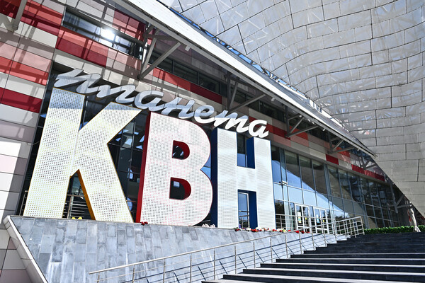 Цветы в память о ведущем Александре Маслякове у молодежного центра «Планета КВН» / Кристина Кормилицына/РИА Новости