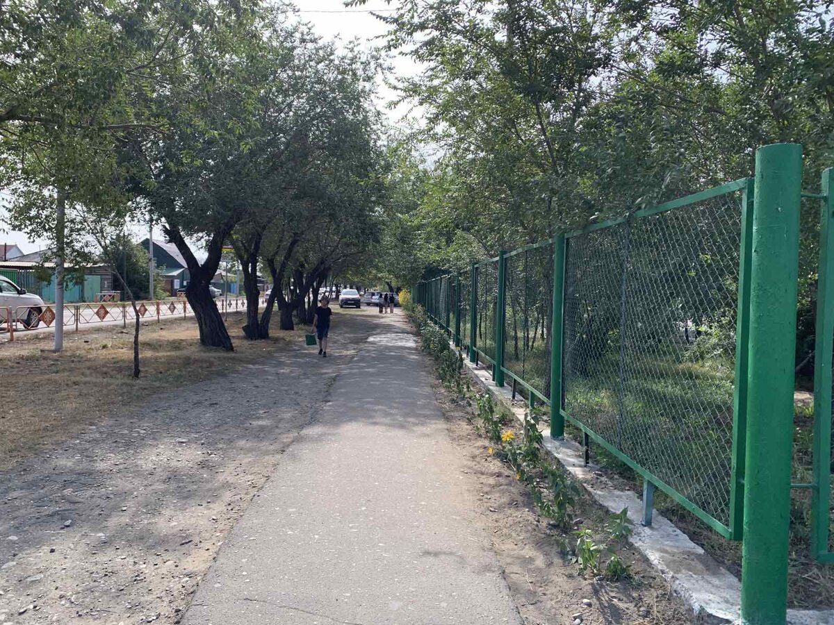 Некоторые родители умудряются парковать свои авто прямо перед центральным входом школы