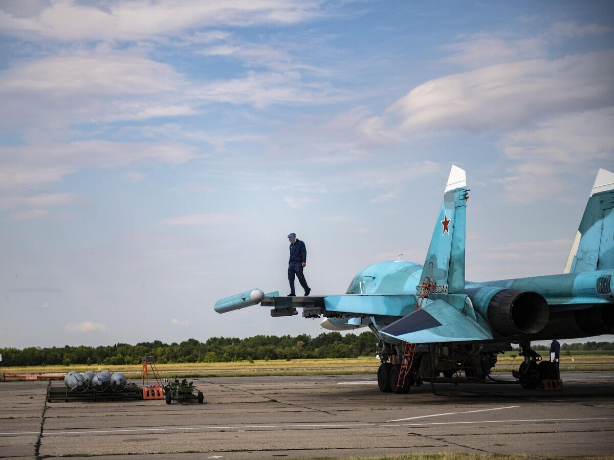    Истребитель-бомбардировщик Су-34 ВКС РФ на аэродроме в зоне проведения спецоперации© РИА Новости / Валентин Капустин