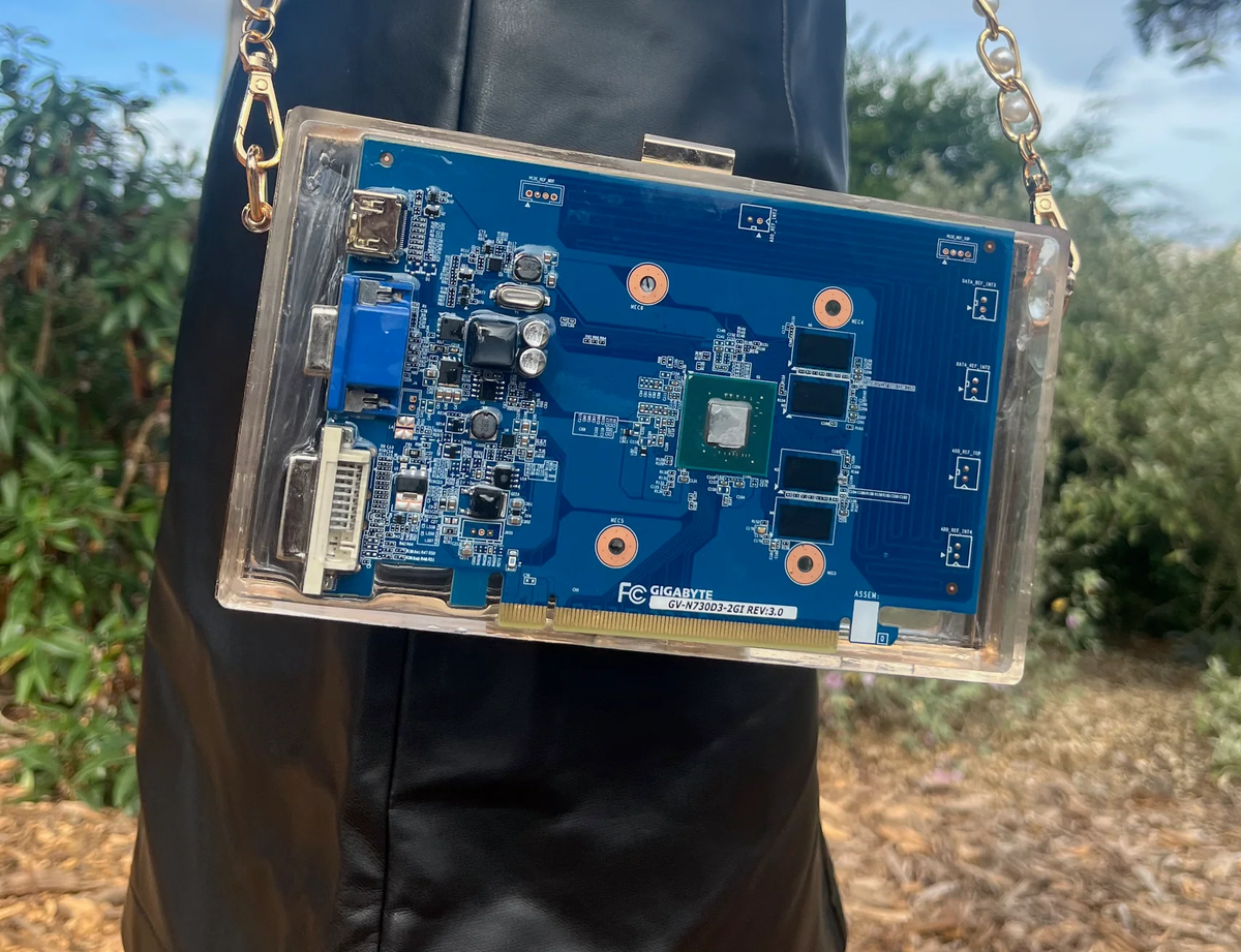    Видеокарту GeForce GT 730 превратили в модный клатч и продают за $1024