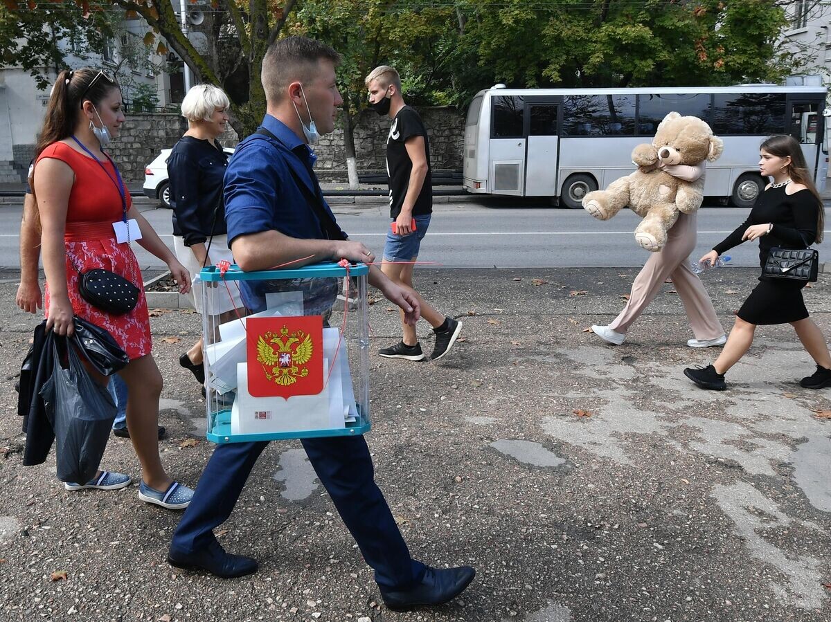    Члены избирательной комиссии обходят жителей Бахчисарайского района в Крыму во время надомного голосования на выборах депутатов Государственной Думы РФ© РИА Новости / Константин Михальчевский