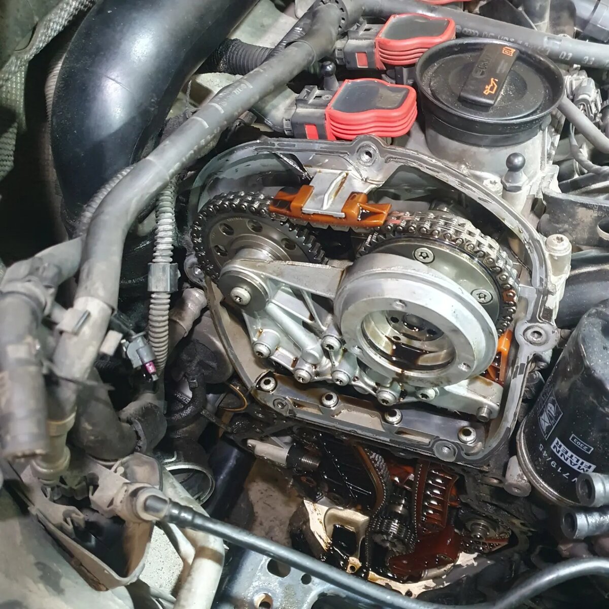 Сняли бочек ОЖ, адсорбер, опору двс. Демонтированны крышки цепи ГРМ. 