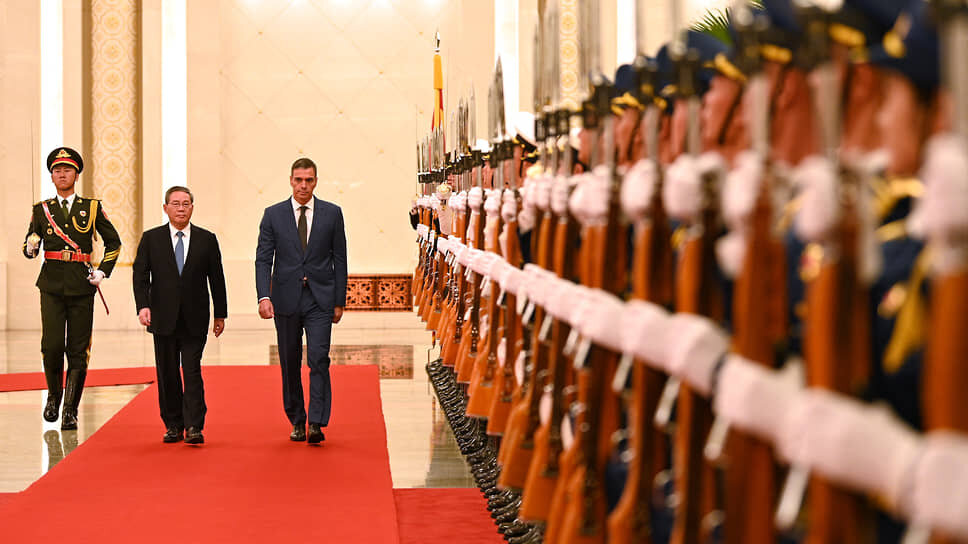 Фото: Reuters📷Глава испанского правительства Педро Санчес и премьер Госсовета КНР Ли Цян на торжественной церемонии в Пекине