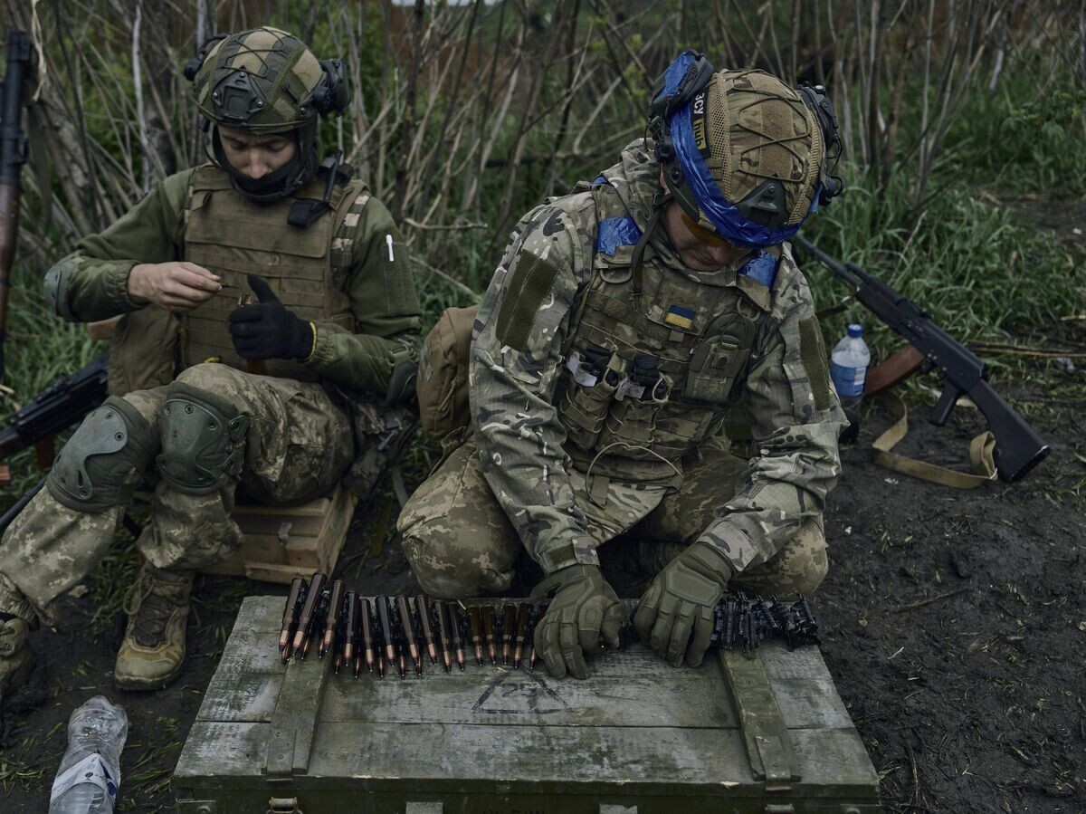    Украинские солдаты на позициях под Угледаром © AP Photo / Libkos