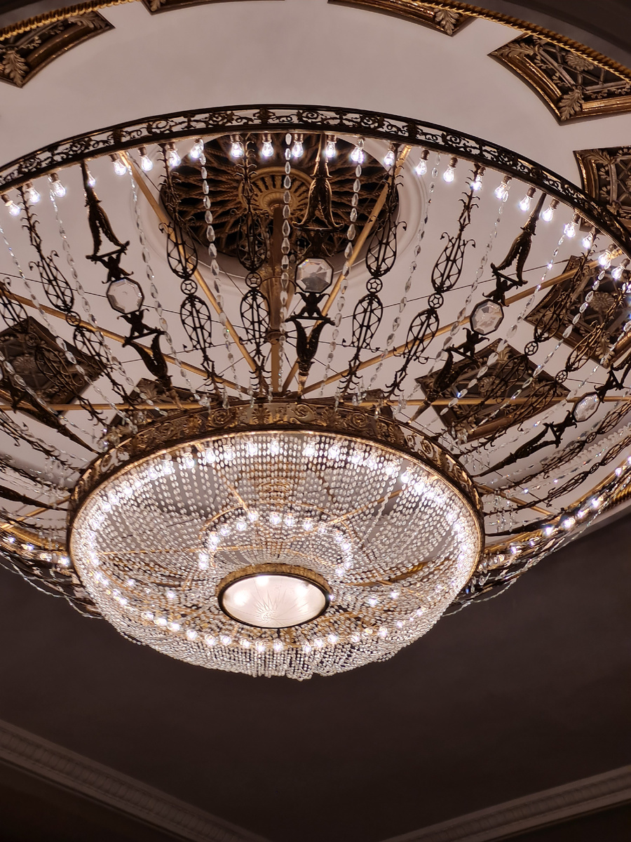 центральная люстра в зале (автор фото Л.Баева)