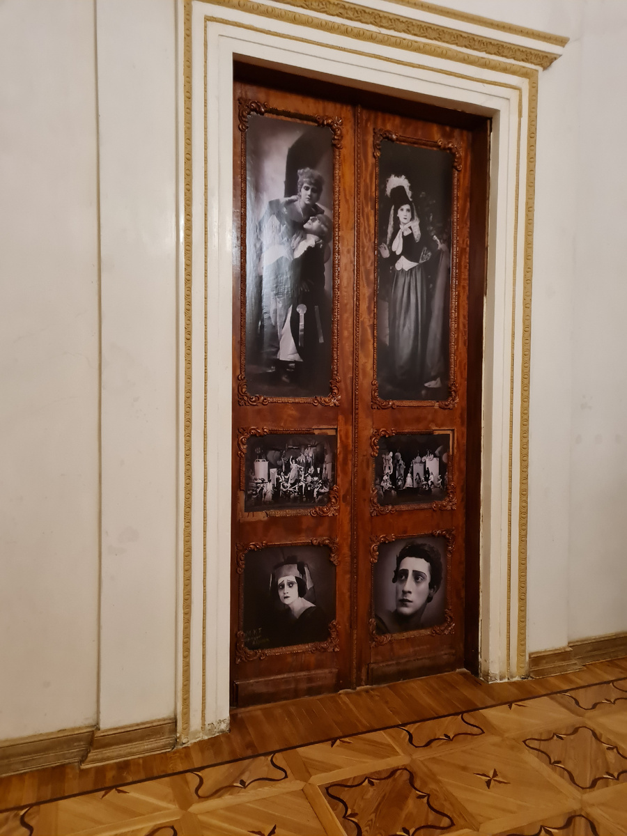 Фойе (автор фото Л.Баева)