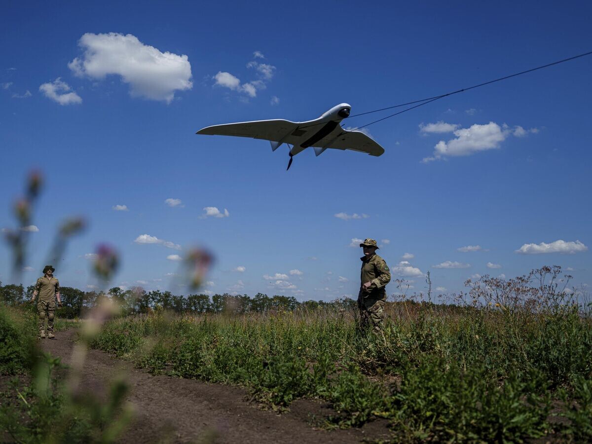    Украинские военнослужащие запускают беспилотник© AP Photo / Evgeniy Maloletka