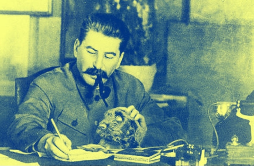 Сталин за столом с собакой 
