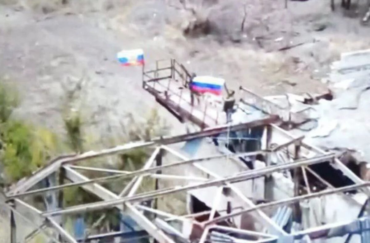    Бойцы ВС РФ водрузили флаг России на шахте «Южнодонбасская №1»