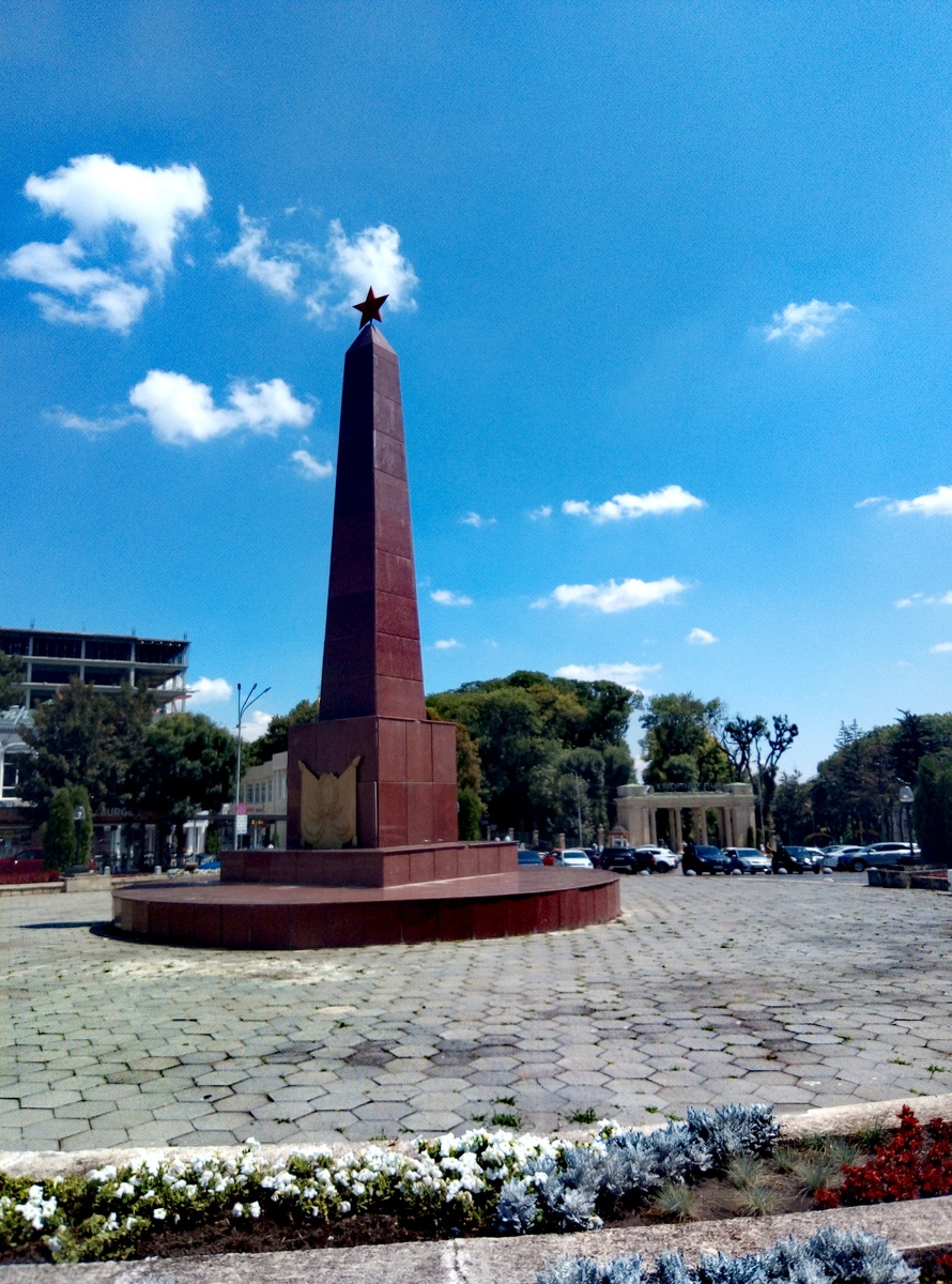 Обелиск Вечная Слава на привокзальной площади. Он был установлен в 1957 г. в честь одиннадцати борцов за свободу, которые погибли от руки белогвардейцев во время Гражданской войны в Ессентуках. Имена погибших остаются неизвестны.