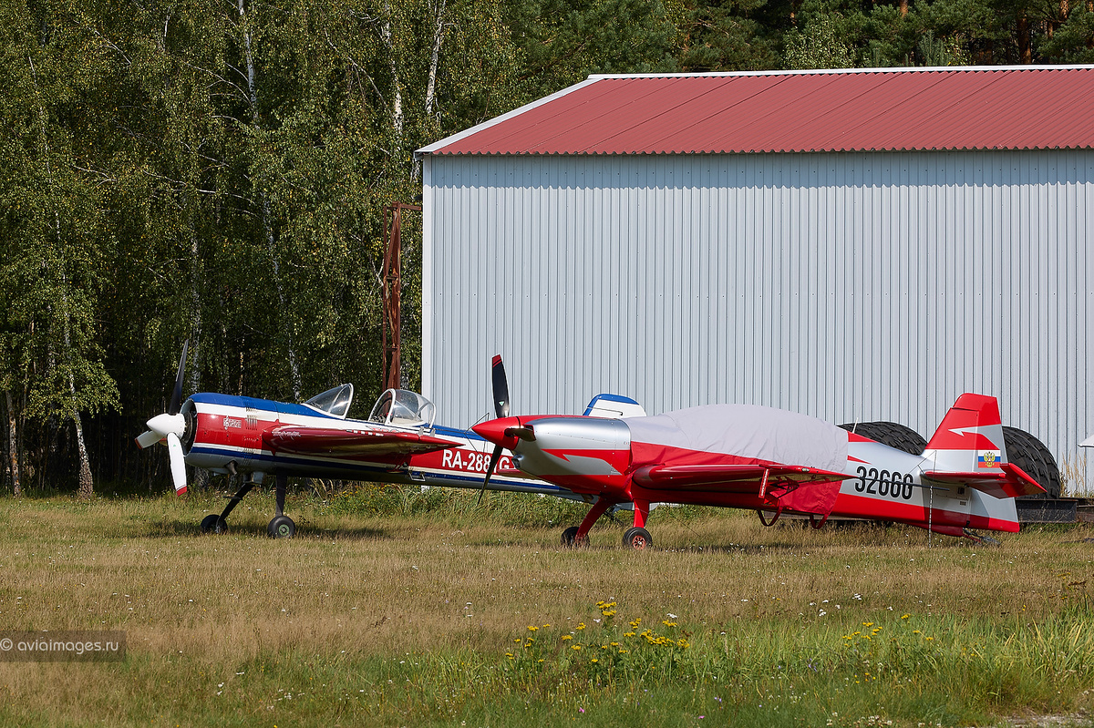 Як-55 (слева) и Extra 330NG (справа) в Дракино, 2024. Фото: Александр Серёгин © АВИА ЖУРНАЛ РУ