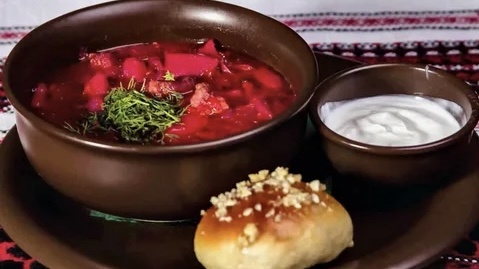 Украинский борщ с пампушками и сметаной 